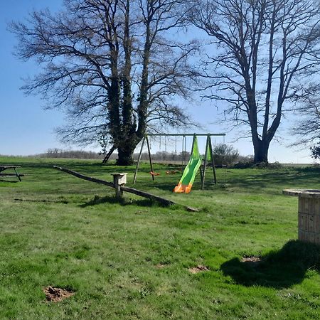 Gites A L'Ombre Des Chenes Châteauvieux Екстериор снимка